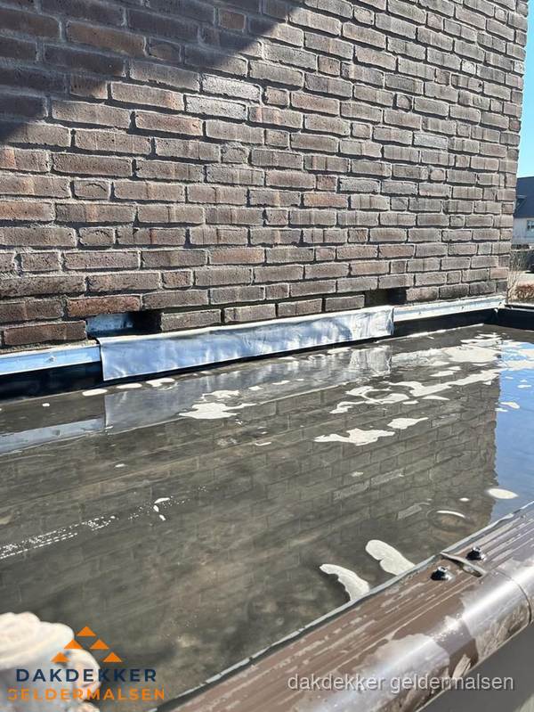 Stilstaand water op plat dak door slechte afwatering in Geldermalsen