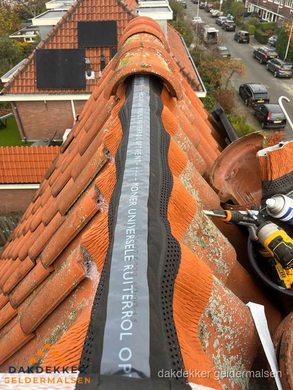 Dakdekker vervangt nokvorst met ruiterrol op pannendak in Geldermalsen