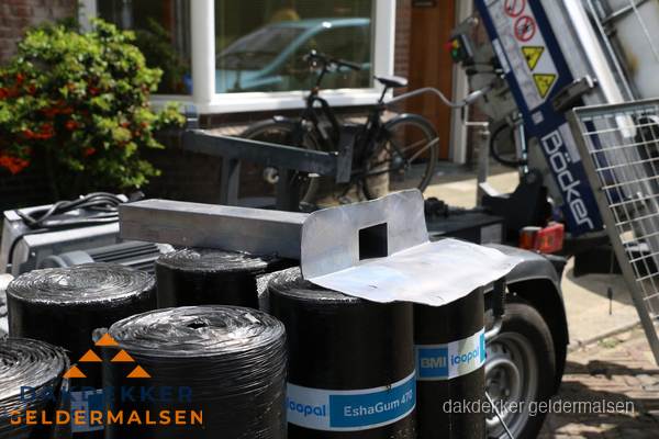 Dakbedekkingsmateriaal en dakgoot onderdelen in Geldermalsen