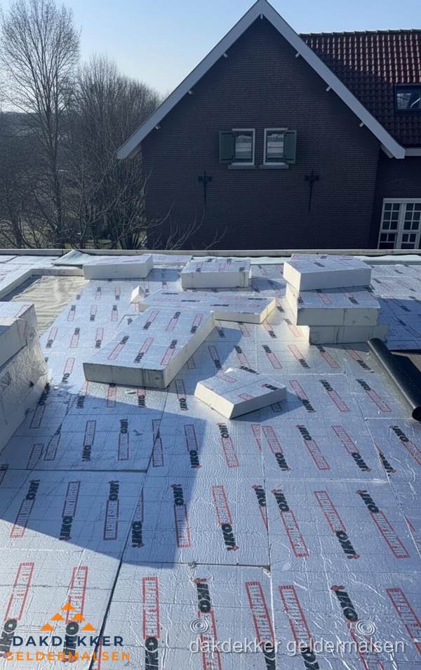 IKO PIR isolatieplaten op plat dak in Geldermalsen IKO PIR isolatieplaten op plat dak in Geldermalsen