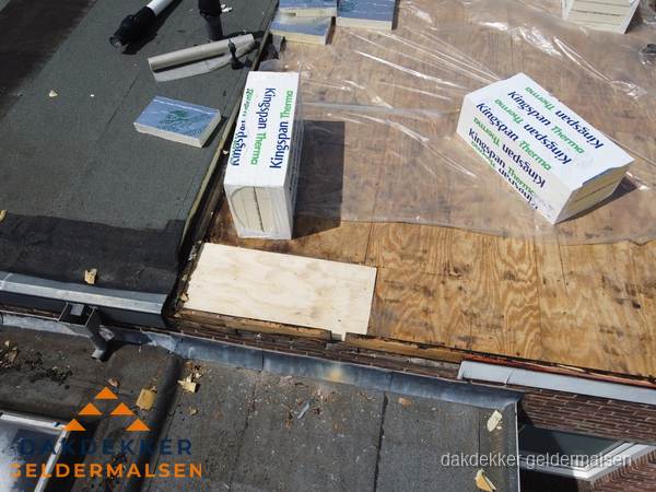 Plat dak isolatie met Kingspan isolatieplaten tijdens renovatie in Geldermalsen