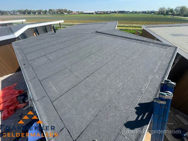 Nieuw bitumen plat dak met uitzicht over landschap in Geldermalsen