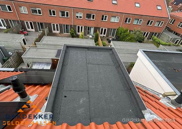 Plat dak met bitumen bedekking naast dakkapel in Geldermalsen