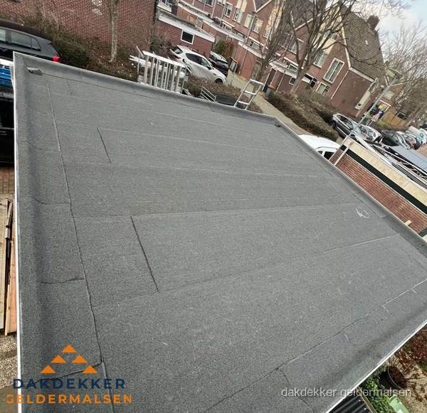Nieuwe bitumen dakbedekking op plat dak van garage in Geldermalsen