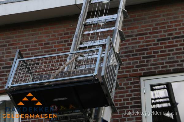 Ladderlift met dakpannen voor dakpan reparatie in Geldermalsen