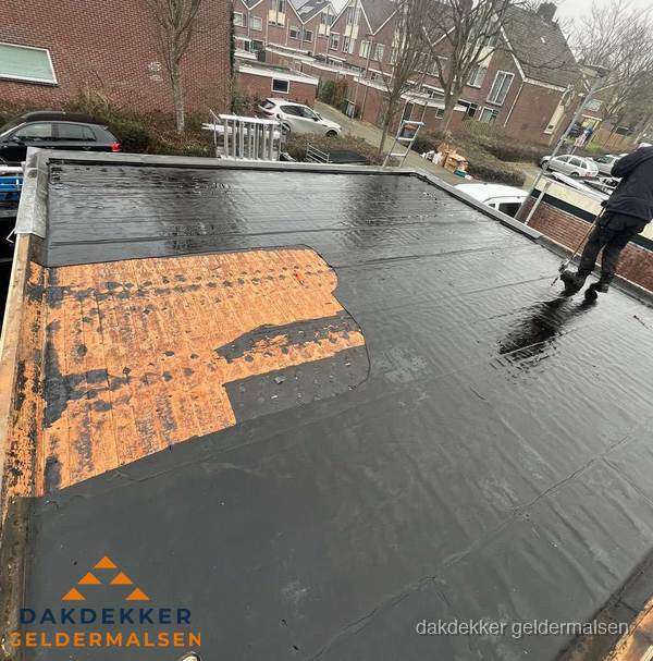 Dakdekker brengt EPDM dakbedekking aan op plat dak in Geldermalsen