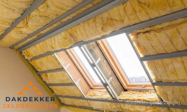Schuin dak isoleren met glaswol bij dakraam in Geldermalsen