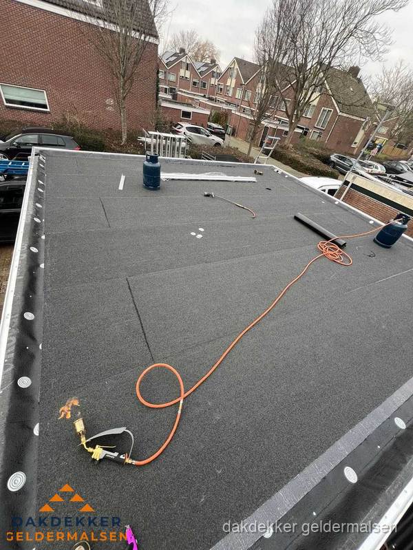 Afgewerkte dakrenovatie met bitumen op plat dak in Geldermalsen Afgewerkte dakrenovatie met bitumen op plat dak in Geldermalsen