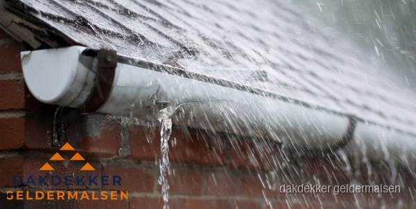 Lekkende dakgoot tijdens regenval in Geldermalsen