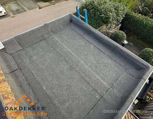 Gerenoveerd plat dak met nieuwe bitumen dakbedekking in Geldermalsen