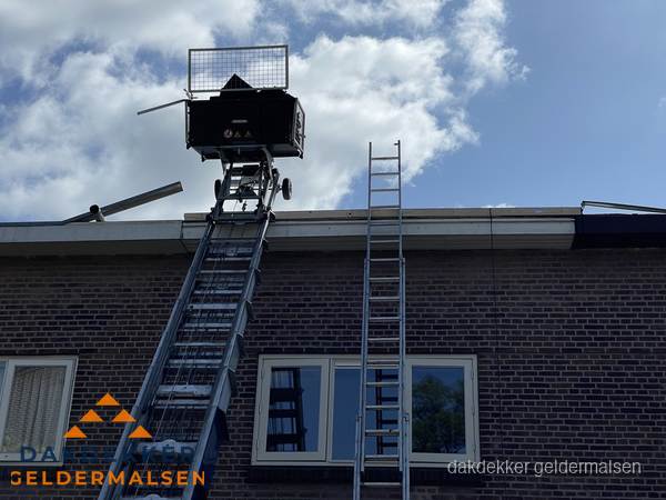Ladderlift en ladder bij woning voor dakinspectie in Geldermalsen