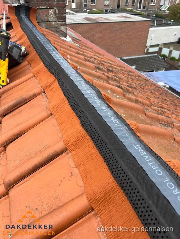 Nokventilatie installeren op hellend pannendak in Geldermalsen Nokventilatie installeren op hellend pannendak in Geldermalsen