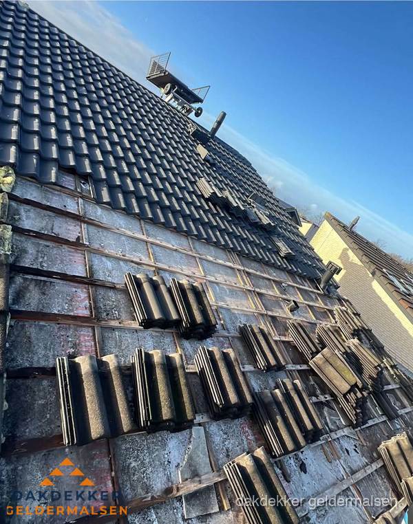 Schuin dak renovatie met nieuwe dakpannen in Geldermalsen Schuin dak renovatie met nieuwe dakpannen in Geldermalsen