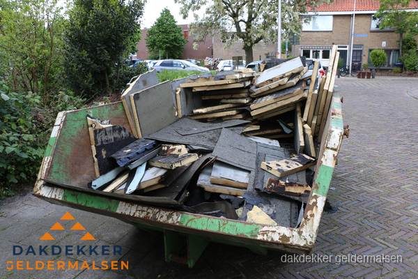 Puincontainer met oud dakmateriaal na dakrenovatie in Geldermalsen
