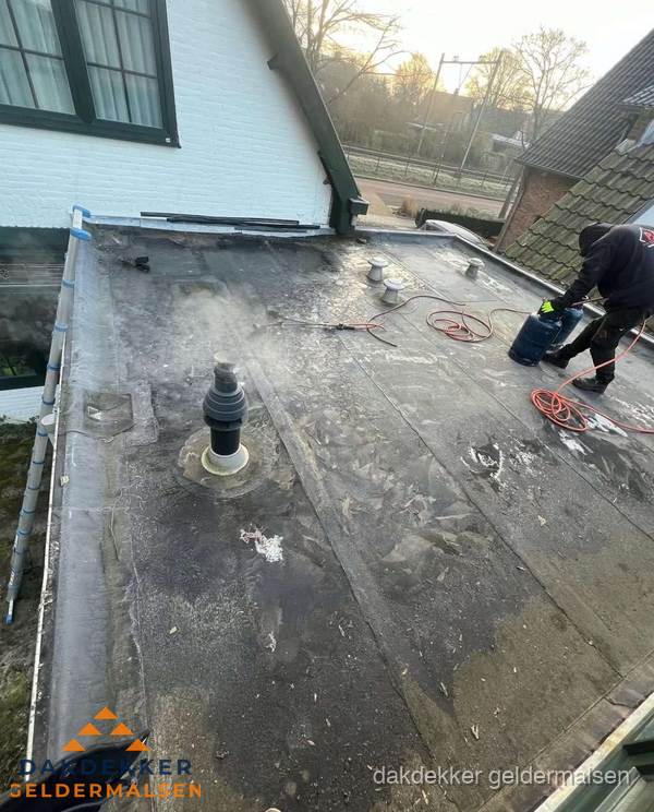 Dakdekker verhelpt daklekkage op plat dak in Geldermalsen