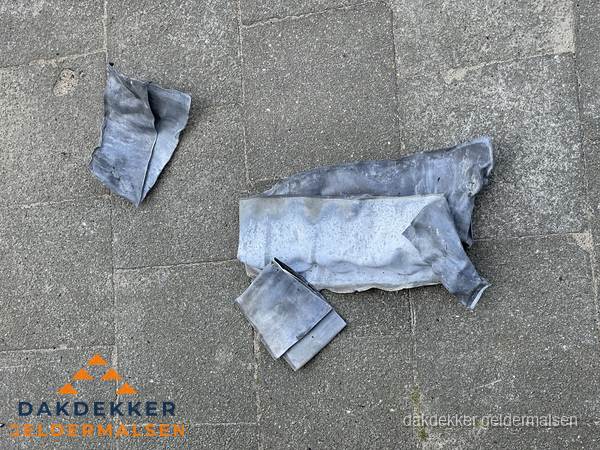 Oude verwijderde loodslabben na vervanging in Geldermalsen