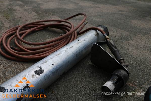Dakdekker gasbrander en gereedschap voor spoedklus in Geldermalsen