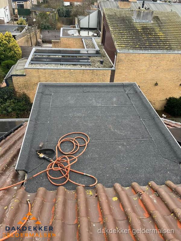 Reparatie aansluiting plat dak en schuin dak in Geldermalsen