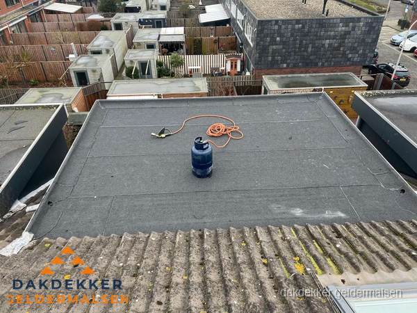 Plat dak met nieuwe bitumen dakbedekking en brandgereedschap in Geldermalsen Plat dak met nieuwe bitumen dakbedekking en brandgereedschap in Geldermalsen