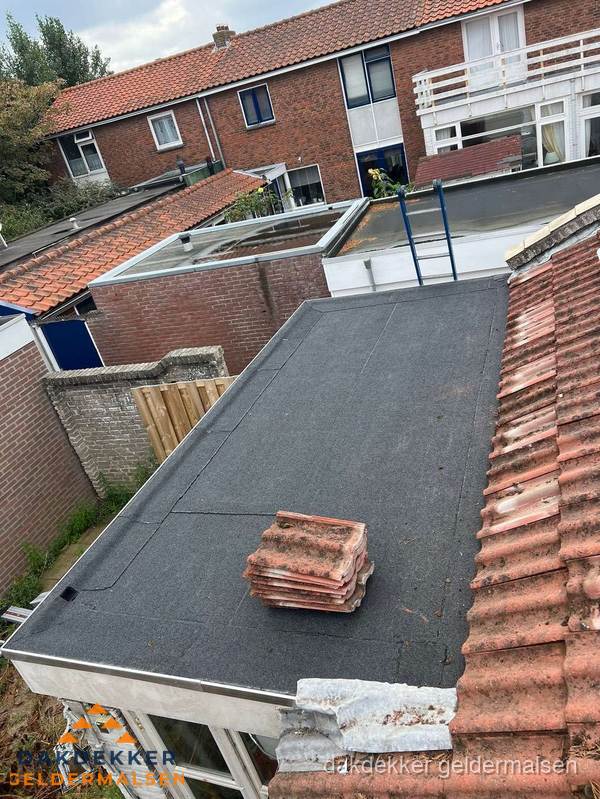 Aanbouw plat dak met reservepannen voor dakpannen vervangen in Geldermalsen