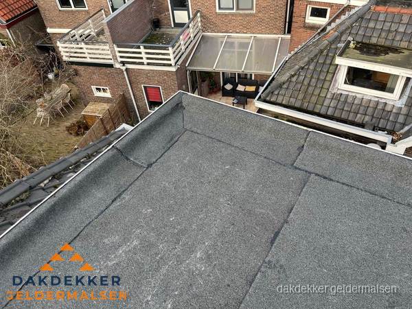 Overzicht plat dak met dakgoot in woonwijk Geldermalsen