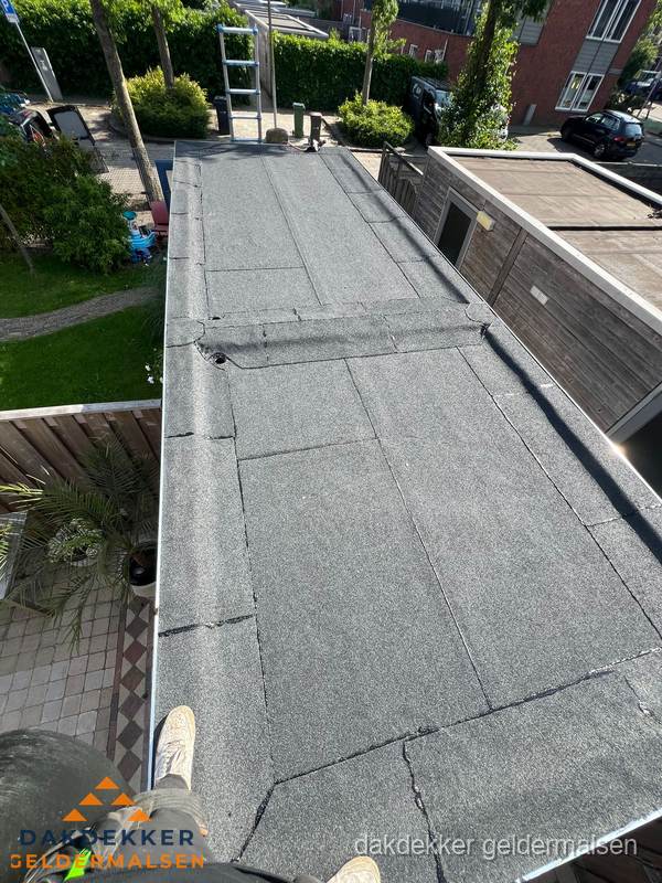 Bitumen plat dak rijtjeswoning vanuit dakdekker perspectief in Geldermalsen