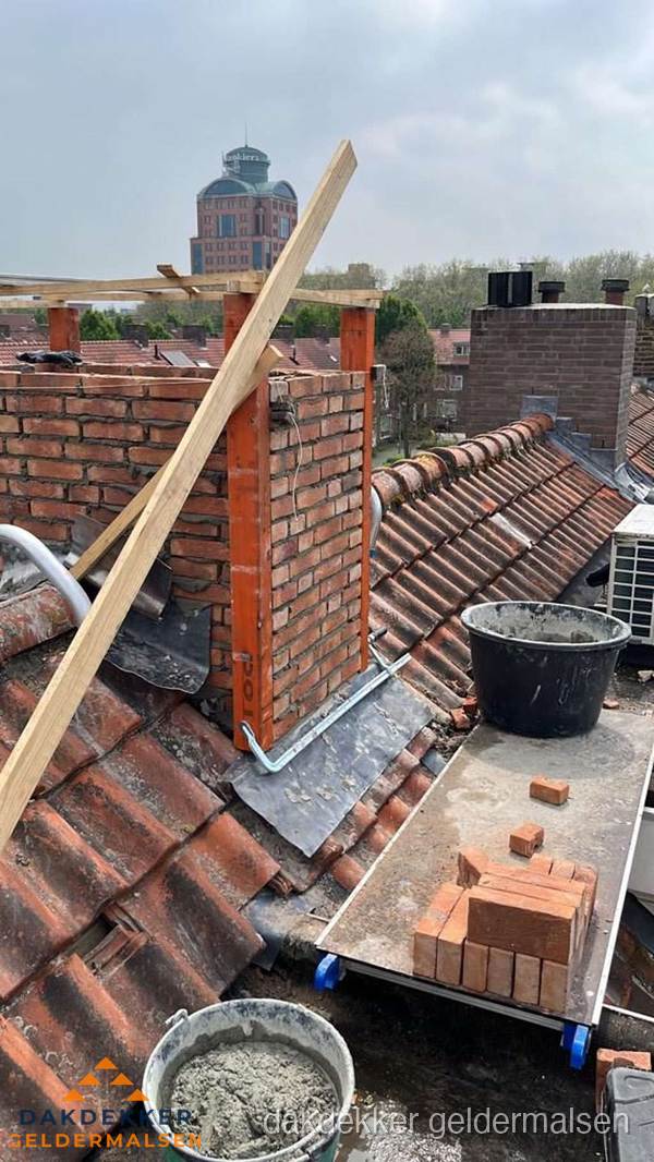 Schoorsteen renovatie met metselwerk op schuin dak in Geldermalsen
