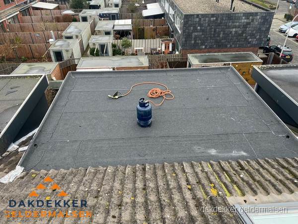 Plat dak met bitumen dakbedekking en brander in Geldermalsen Plat dak met bitumen dakbedekking en brander in Geldermalsen