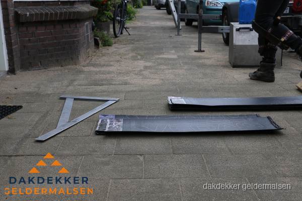 Dakbedekkingsmateriaal en zinkwerk klaargelegd voor reparatie in Geldermalsen