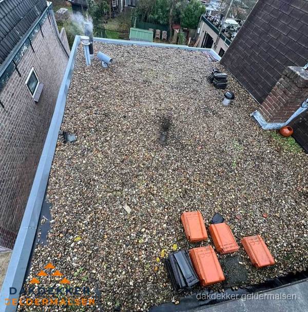 Plat dak met grindballast en dakdoorvoeren in Geldermalsen