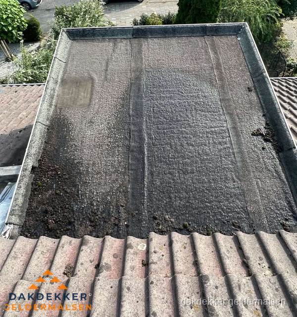 Verouderd plat dak met bitumen en slijtage voor lekkage inspectie in Geldermalsen Verouderd plat dak met bitumen en slijtage voor lekkage inspectie in Geldermalsen