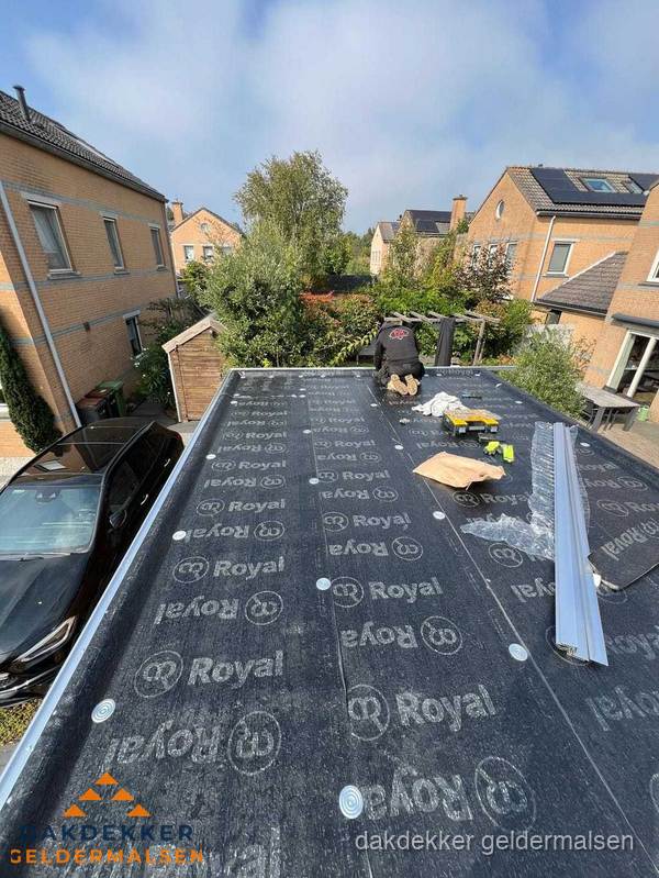 Nieuwe Royal bitumen dakbedekking op plat dak van aanbouw in Geldermalsen