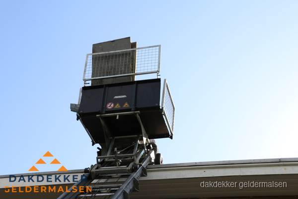 Dakdekkerslift voor materiaal transport bij dakwerkzaamheden in Geldermalsen