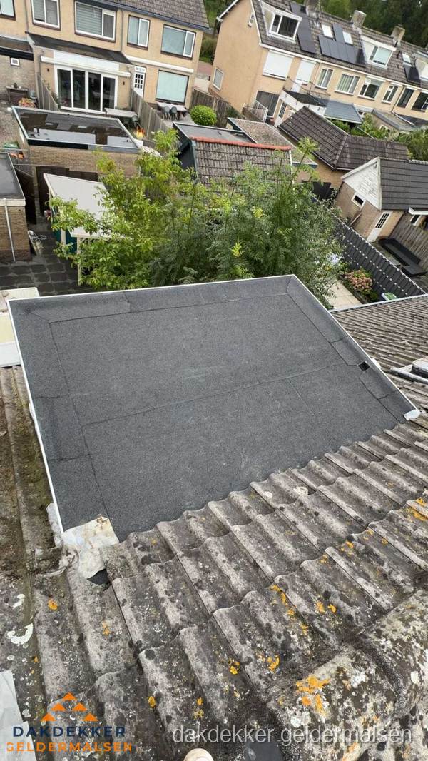 Plat dak aanbouw met bitumen dakbedekking in woonwijk Geldermalsen