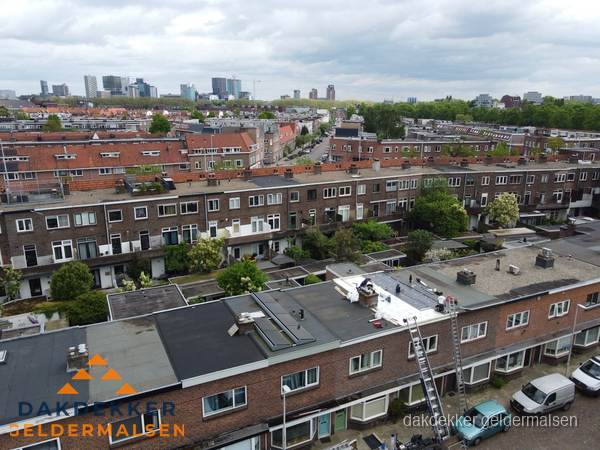 Spoed dakdekker aan het werk op plat dak in woonwijk Geldermalsen