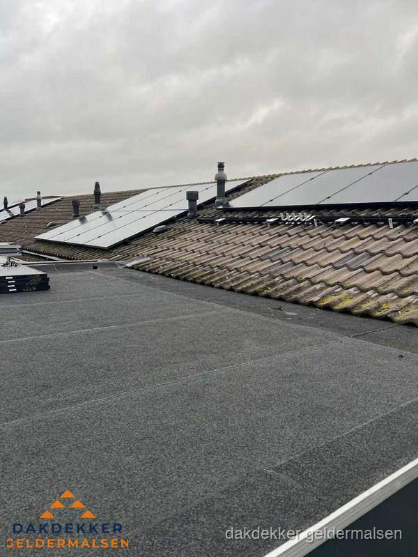 Bitumen dakbedekking op plat dak met aansluitend pannendak en zonnepanelen in Geldermalsen