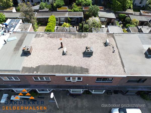 Plat dak met grindballast en dakdoorvoeren in Geldermalsen