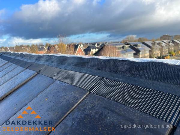 Dakisolatie bij de nok met ventilatieprofiel op schuin dak in Geldermalsen