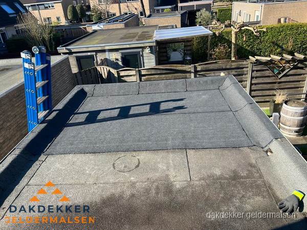 Dakdekker bij bitumen plat dak renovatie in Geldermalsen Dakdekker bij bitumen plat dak renovatie in Geldermalsen