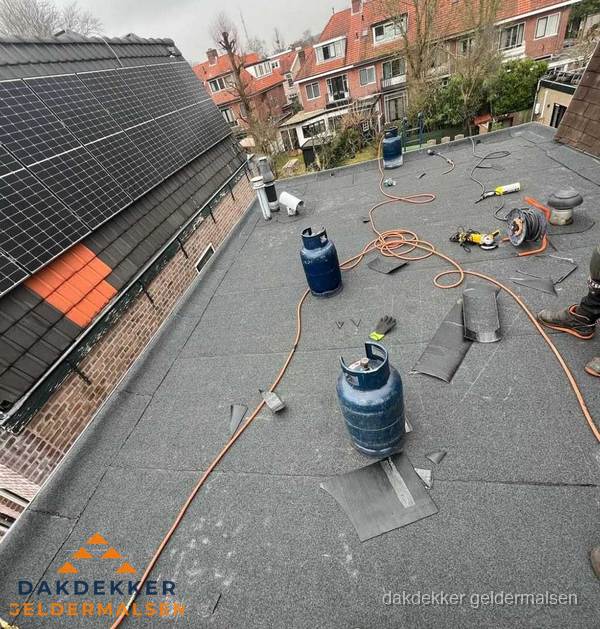 Daklekkage repareren met brandgereedschap op plat dak in Geldermalsen Daklekkage repareren met brandgereedschap op plat dak in Geldermalsen