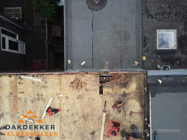 Dakschade en renovatie plat dak vanuit de lucht in Geldermalsen