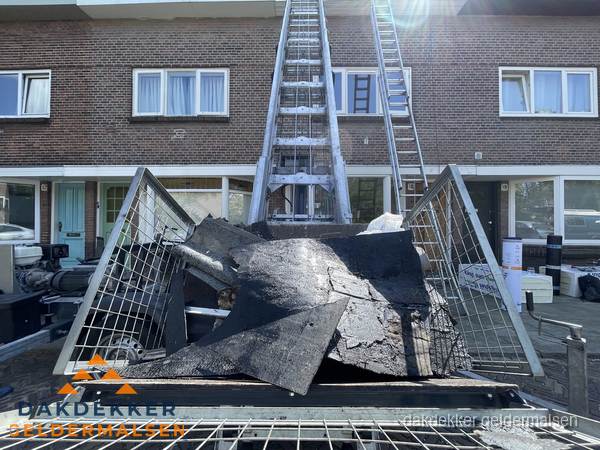 Kosten dakreparatie: dakschade aan flatgebouw in Geldermalsen