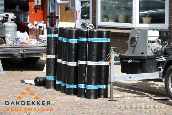 Rollen bitumen dakbedekking klaar voor daklekkage reparatie in Geldermalsen
