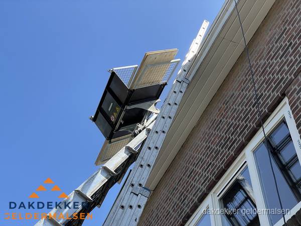 Dakgoot vervangen met dakdekkerslift in Geldermalsen Dakgoot vervangen met dakdekkerslift in Geldermalsen