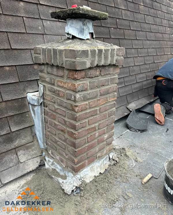 Schoorsteen reparatie met lood en voegwerk op leien dak in Geldermalsen