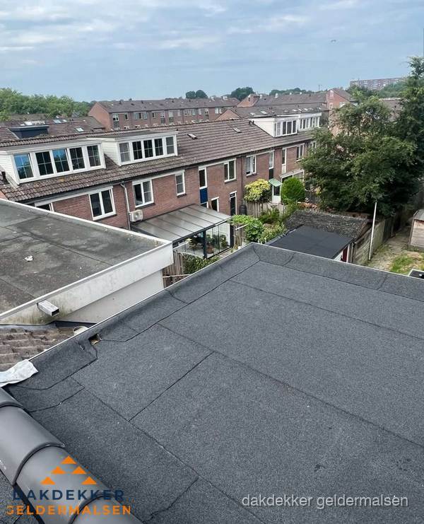 Vernieuwd plat dak met bitumen in woonwijk in Geldermalsen