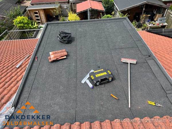 Nieuw plat dak met bitumen dakbedekking in Geldermalsen