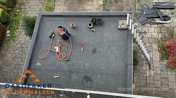 Plat dak met nieuwe bitumen bedekking in Geldermalsen Plat dak met nieuwe bitumen bedekking in Geldermalsen