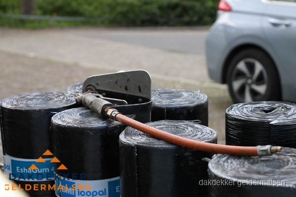 Rollen bitumen dakbedekking EshaGum klaar voor installatie in Geldermalsen