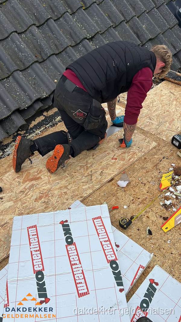 Dakdekker plaatst PIR-isolatieplaten op plat dak in Geldermalsen
